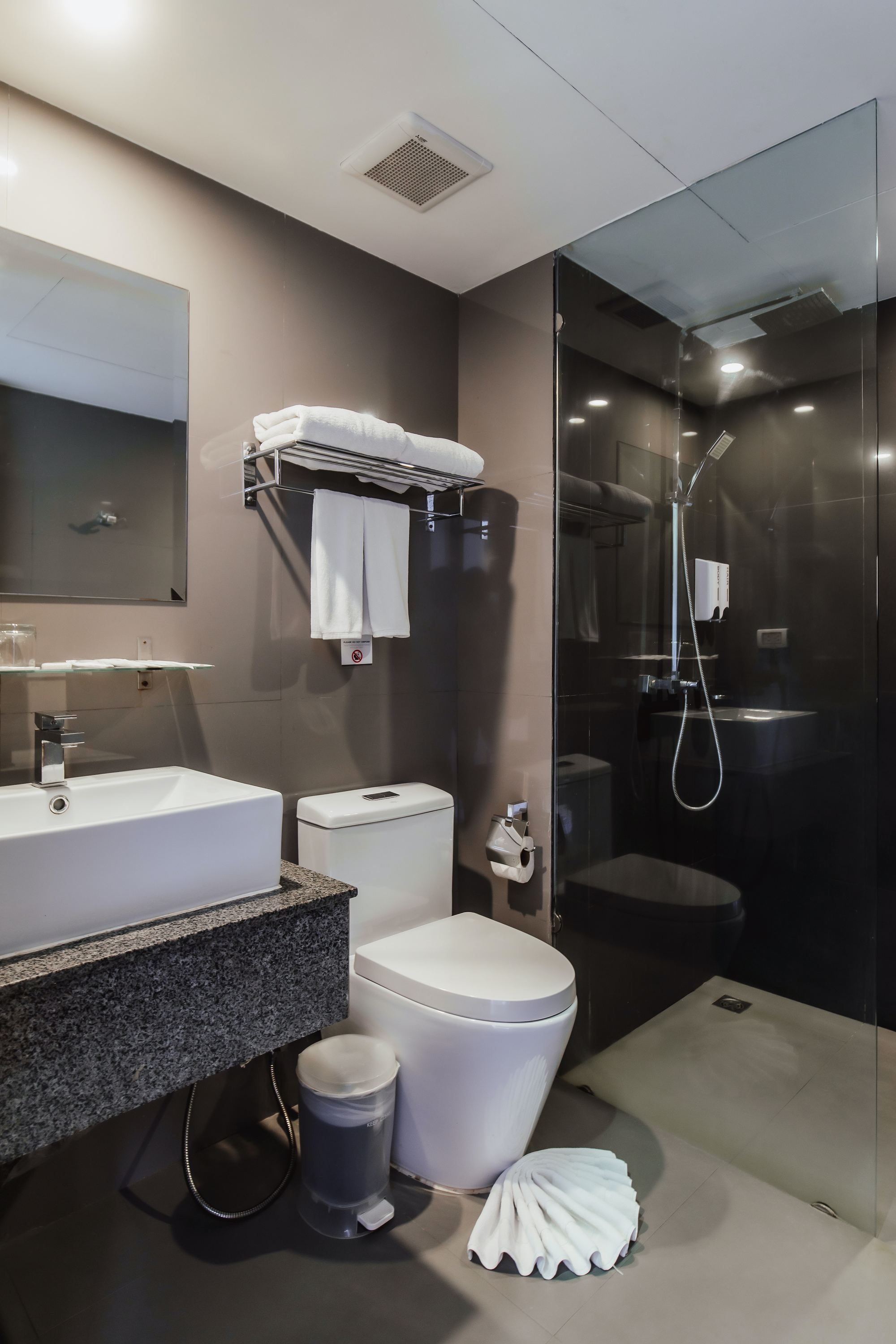 Executive Twin Bathroom